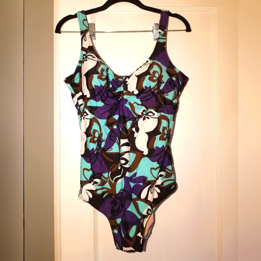 Onepiece bathing suit flattering cut, good support size 46